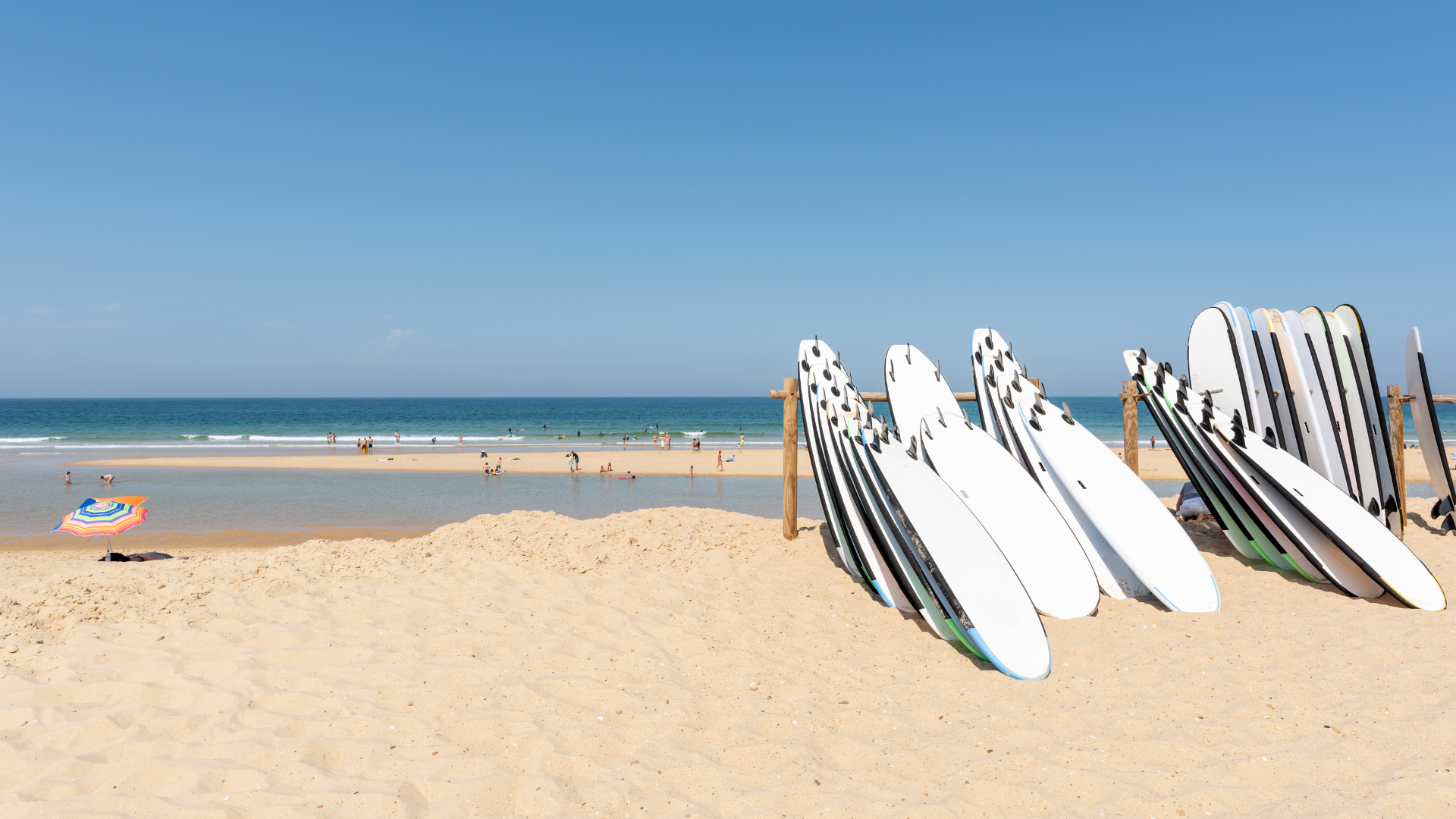 jeune médecin en robe médicale avec stéthoscope