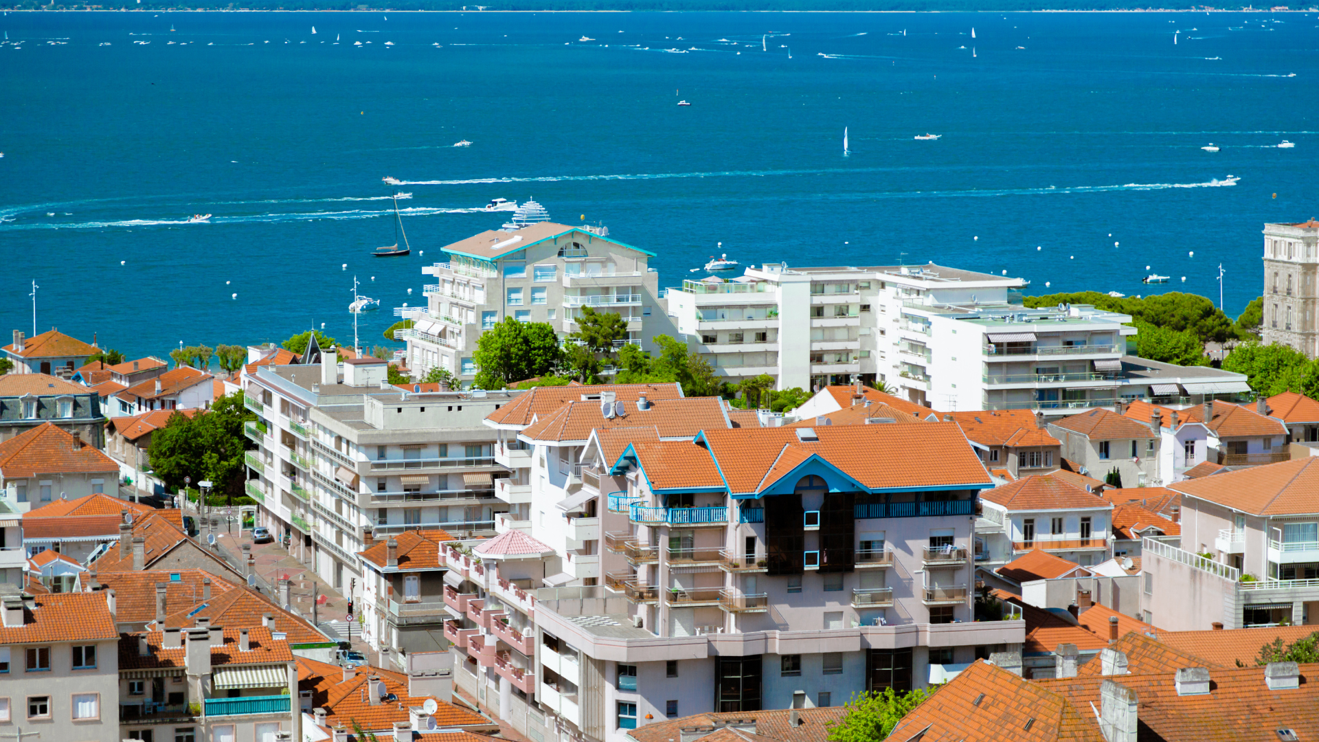 jeune médecin en robe médicale avec stéthoscope