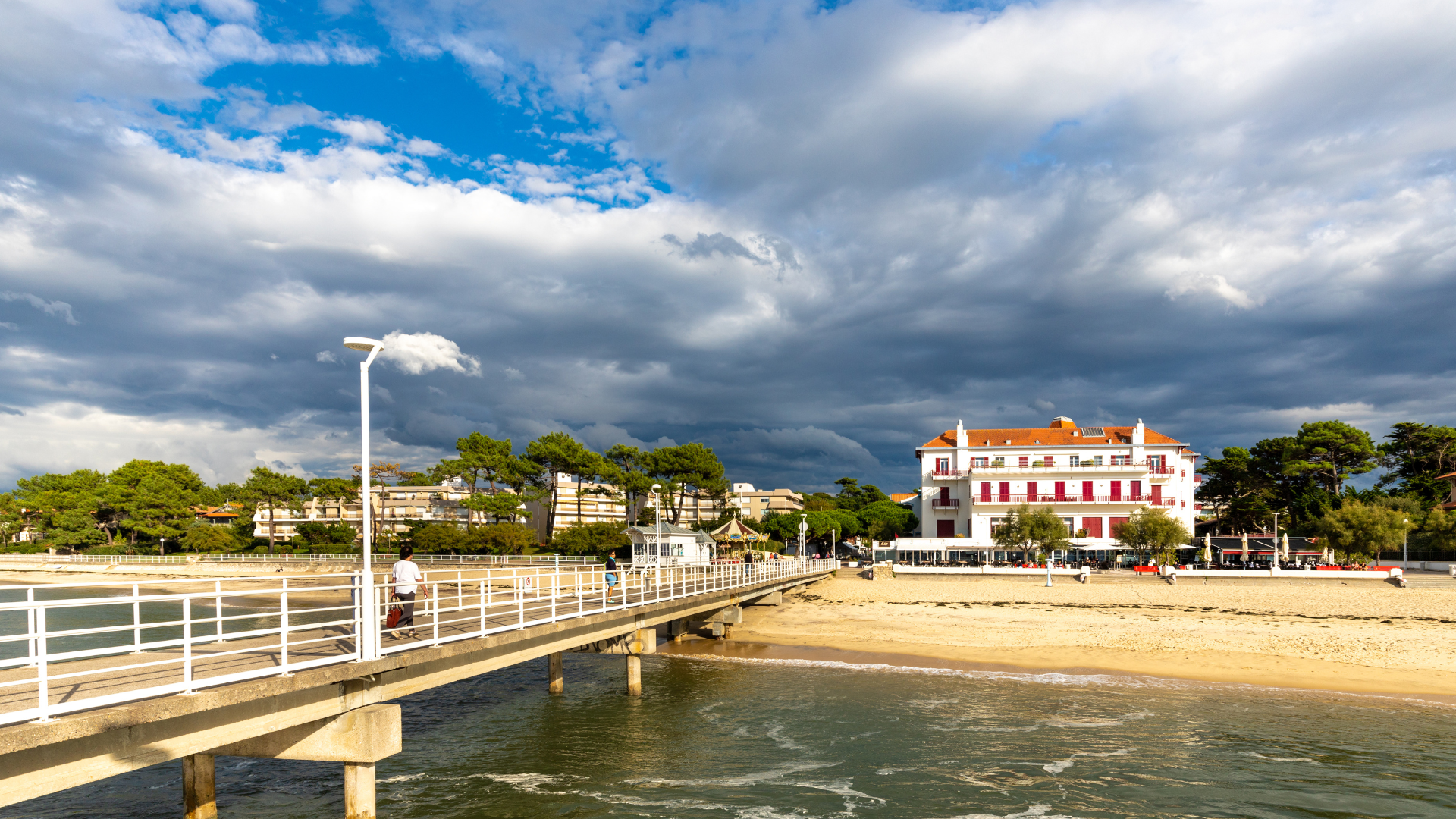 jeune médecin en robe médicale avec stéthoscope